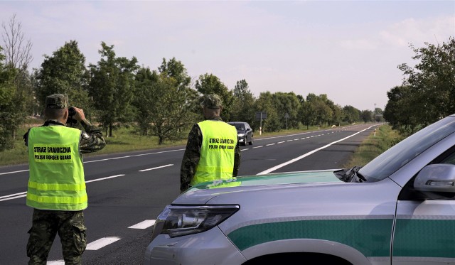 Czterech nielegalnych imigrantów z Afganistanu strażnicy graniczni zatrzymali w Wyżnem koło Strzyżowa. Afgańczycy podróżowali w skrzyni narzędziowej serbskiej ciężarówki.