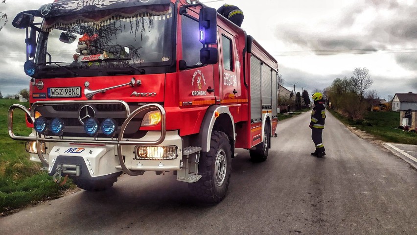 Pożar w gminie Orońsko. Strażacy gasili drewnianą stodołę. W akcji brały udział cztery zastępy