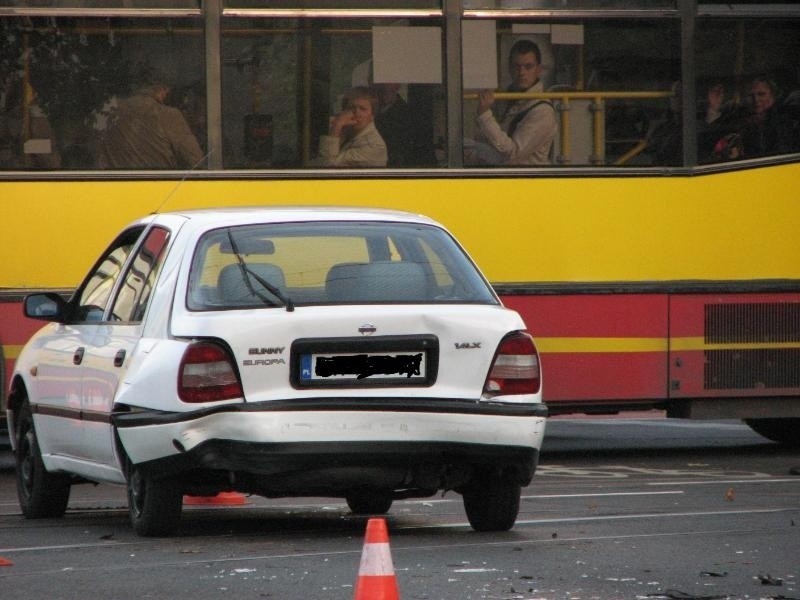 Wrocław: Wypadek na placu Jana Pawła II. Trzy auta blokowały ruch (ZDJĘCIA)