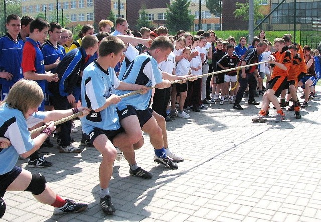 Podczas szkolnych igrzysk czniowie rywalizowali m.in. w przeciąganiu liny