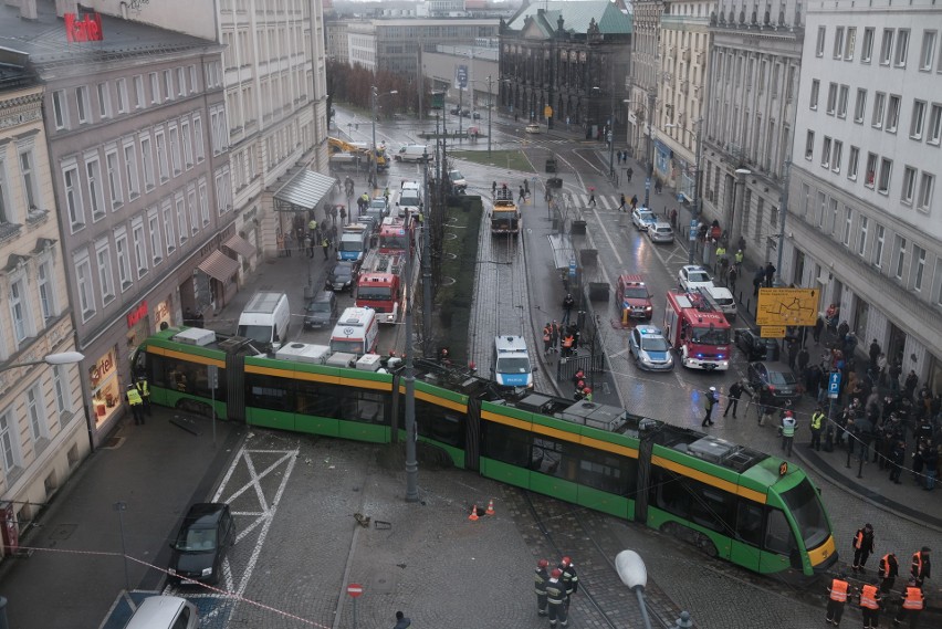 Marcinkowskiego: Groźny wypadek w centrum. Tramwaj wbił się...