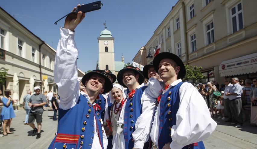 Tłumy świętują dzień ulicy pańskiej w Rzeszowie. SZCZEGÓŁOWY...