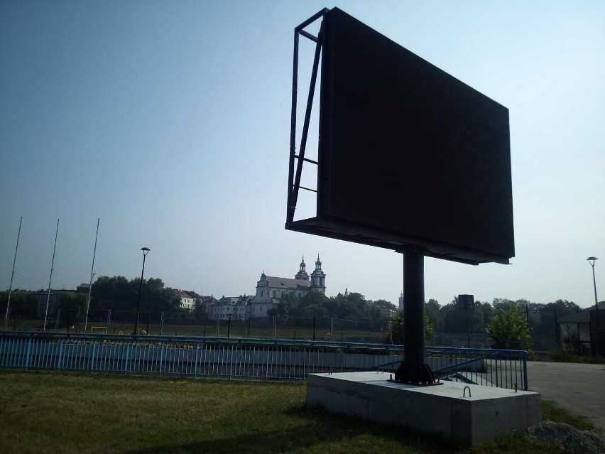 Urzędnicy nie dostrzegli gigantycznej tablicy ledowej