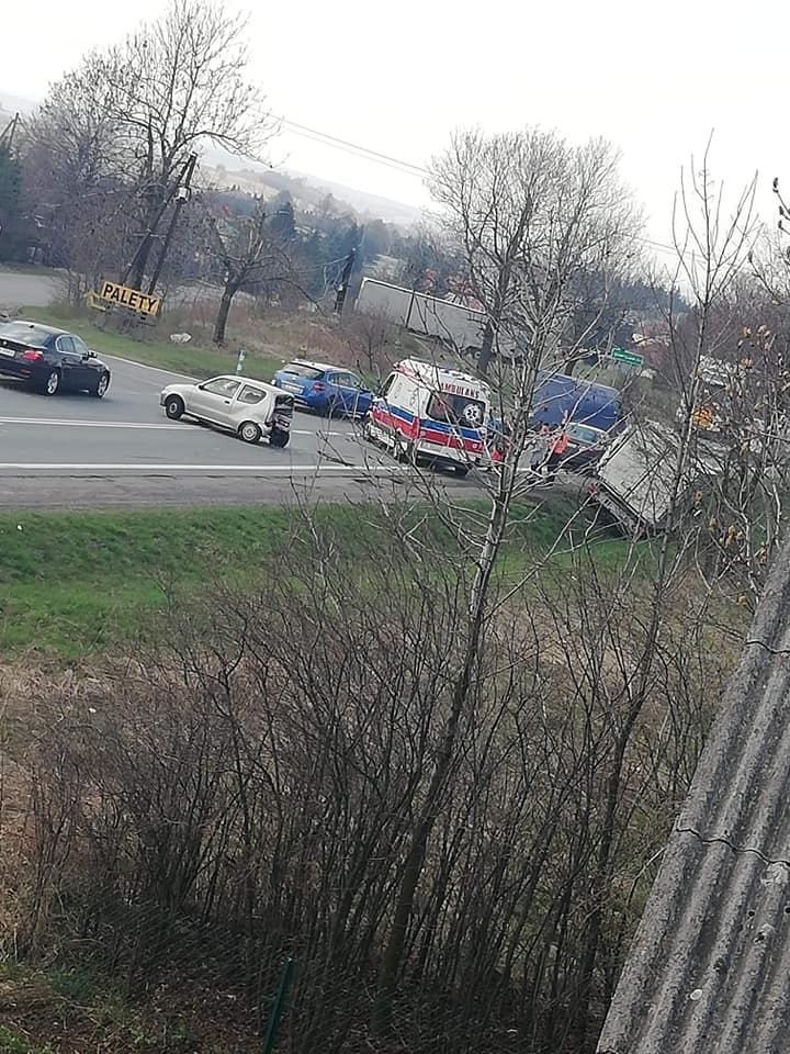Wypadek w Gotkowicach. Zderzyły się trzy samochody i trzy osoby są ranne