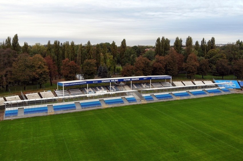 Kraków. Dwie trybuny, jedna przed drugą na stadionie Hutnika. Jak długo potrwa to kuriozum? [ZDJĘCIA]