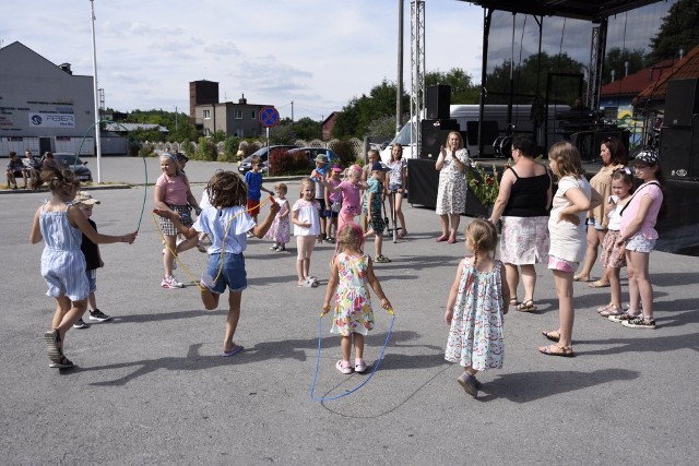 Parafialny piknik rodzinny u świętego Brata Alberta w Sędziszowie. Atrakcje dla całych rodzin i świetna zabawa.