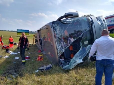 Groźny wypadek pod Olsztynem. Autokar wiozący pielgrzymów z Białegostoku przewrócił się, unikając zderzenia z osobową mazdą, która wyprzedzała samochód terenowy.