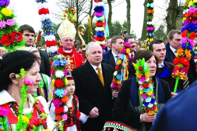 W niedzielnych uroczystościach w Łysych wziął udział prezydent RP Lech Kaczyński wraz z małżonką