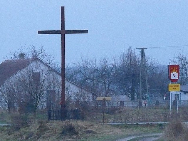 Około 100 metrów od miejsca, gdzie znaleziono ludzkie kości, stoi krzyż drewniany z 1896 roku, który prawdopodobnie jest symbolem przejścia epidemii cholery przez Bebelno.