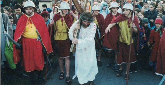Inscenizacje widowisk pasyjnych nawiązują do cierpienia i ostatnich dni życia Jezusa Chrystusa