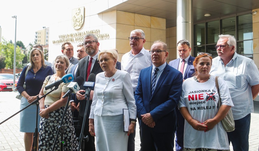 Konferencja prasowa przeciwników budowy w Jasionce linii kolejowej w ramach CPK [ZDJĘCIA]