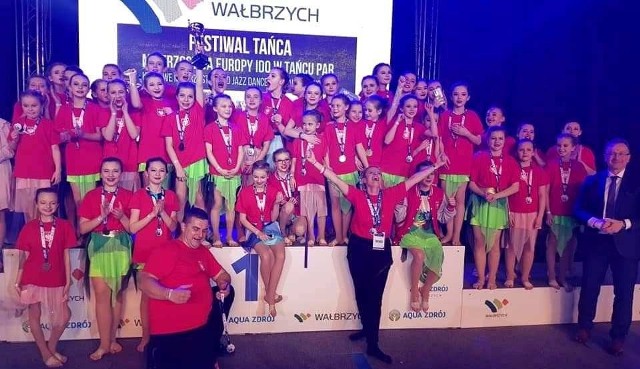 Młodzi tancerze buskiej grupy Perfekta Dance - ze złotymi medalami mistrzostw Polski w Wałbrzychu.