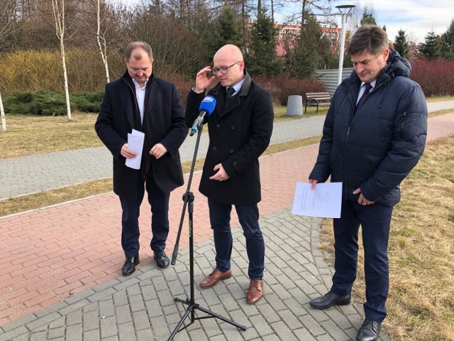 Radni z ramienia PiS - Marcin Fijołek (w środku)  i Jerzy Jęczmienionka  (pierwszy z prawej) na konferencji prasowej na rzeszowskich Bulwarach, informowali media o swoich najbliższych planach.