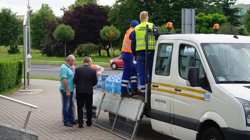 W mieście rotacyjnie jeżdżą beczkowozy, które dostarczają...