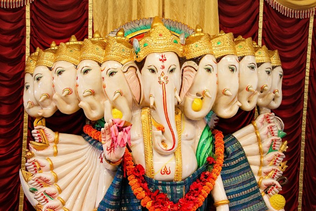 Hinduski bóg Ganesh przedstawiany jest często z głową słonia.