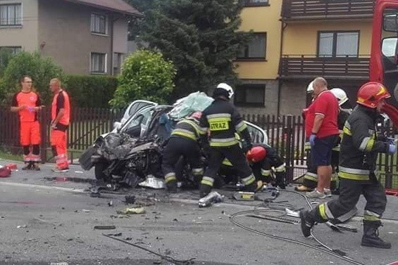 Do zdarzenia doszło w środę, 13 czerwca, na ulicy Frysztackiej w Cieszynie. Ze wstępnych ustaleń policji wynika, że samochód ciężarowy jechał od strony Pogwizdowa w kierunku Cieszyna. Z niewiadomych przyczyn na jego pas ruchu zjechała toyota yaris. Pojazdy zderzyły się ze sobą.