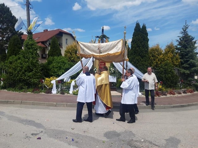 Uroczystości Bożego Ciała w parafii świętego Mikołaja Biskupa w Lisowie w gminie Morawica udały się w tym roku nadzwyczajnie. Piękna pogoda i poluzowanie obostrzeń sprawiły, że na procesji pojawiły się tłumy wiernych. Na kolejnych slajdach zobaczcie procesję Bożego Ciała 2021 w Lisowie