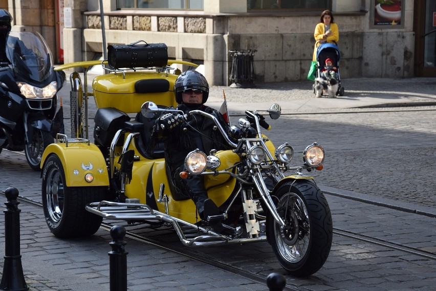 Motocykliści w różowych kamizelkach przejechali po centrum...