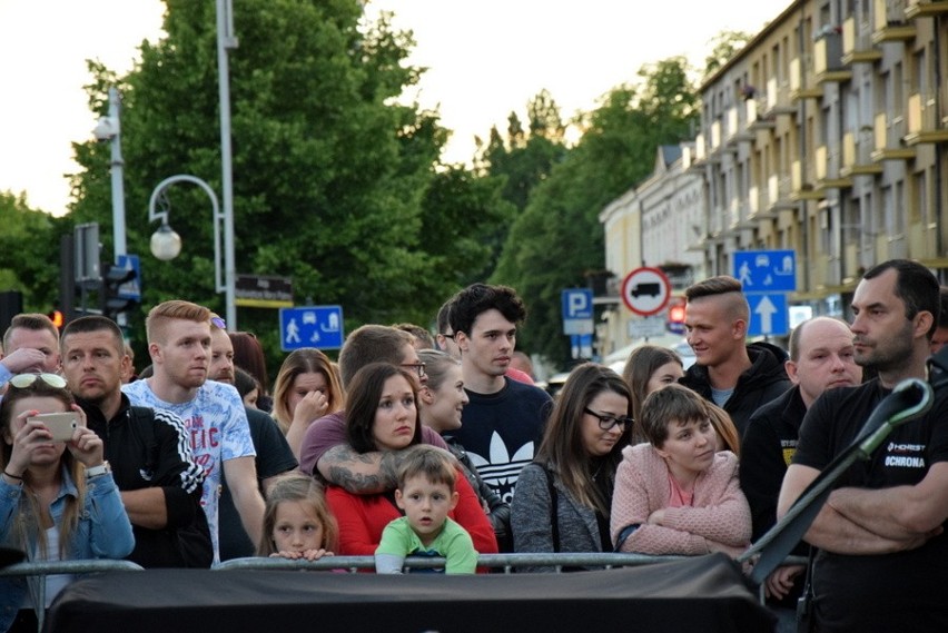 Częstochowa: Natalia Nykiel wystąpiła na dachu autobusu Red...