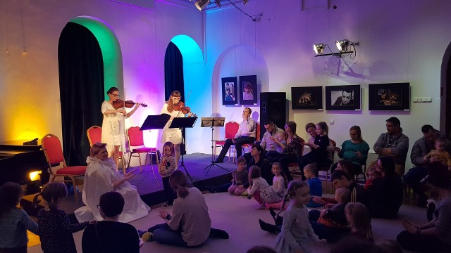 W niedzielnym koncercie cyklu Smykofonii dzieci odbyły z muzykami zimową podróż, docierając do różnych krajów.