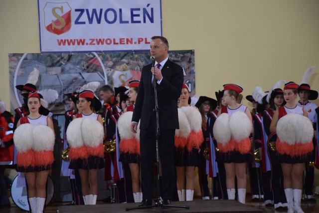 Prezydent Andrzej Duda odwiedził w piątek Zwoleń, gdzie spotkał się z mieszkańcami. Prezydent mówił między innymi o historii miasta i stanie polskiego sądownictwa.