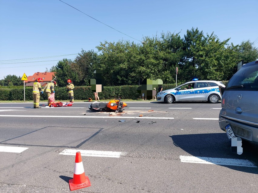 Wypadek z udziałem motocyklisty w gminie Wielka Wieś. Rannego zabrał śmigłowiec pogotowia lotniczego