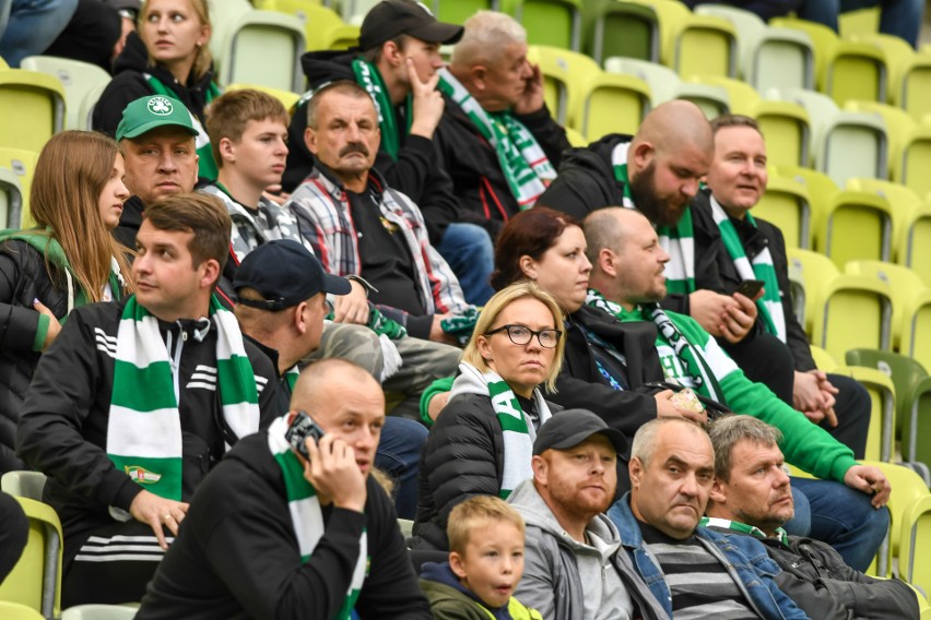 Piękniejsza część biało-zielonych trybun. Fanki Lechii Gdańsk są zachwycające! Z wdziękiem zagrzewają do boju piłkarzy