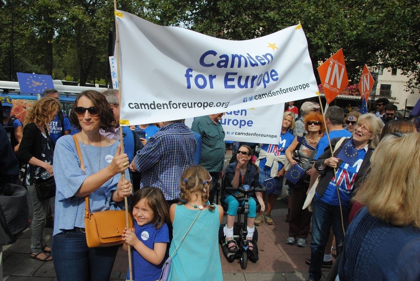 Członkowie ruchu Camden for Europe podczas Marszu dla...