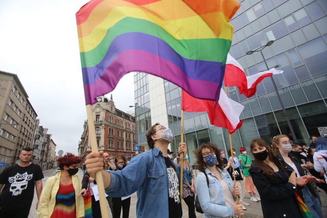 Członkowie społeczności LGBT oraz osoby, które ich wspierają przemarszowali pokojowo w Katowicach, by sprzeciwić się Karcie Rodziny podpisanej przez Andrzeja Dudę oraz zakończenia ich nazywania ideologią. Zobacz kolejne zdjęcia. Przesuwaj zdjęcia w prawo - naciśnij strzałkę lub przycisk NASTĘPNE