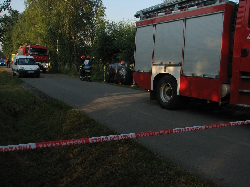 Wypadek na drodze w Nieczajnej Górnej. Samochód uderzył w drzewo