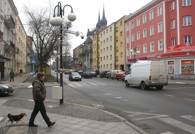 Jedna z ośmiu nowych kamer miejskiego monitoringu pojawiła się na latarni przy skrzyżowaniu ulic Sienkiewicza i Moniuszki.