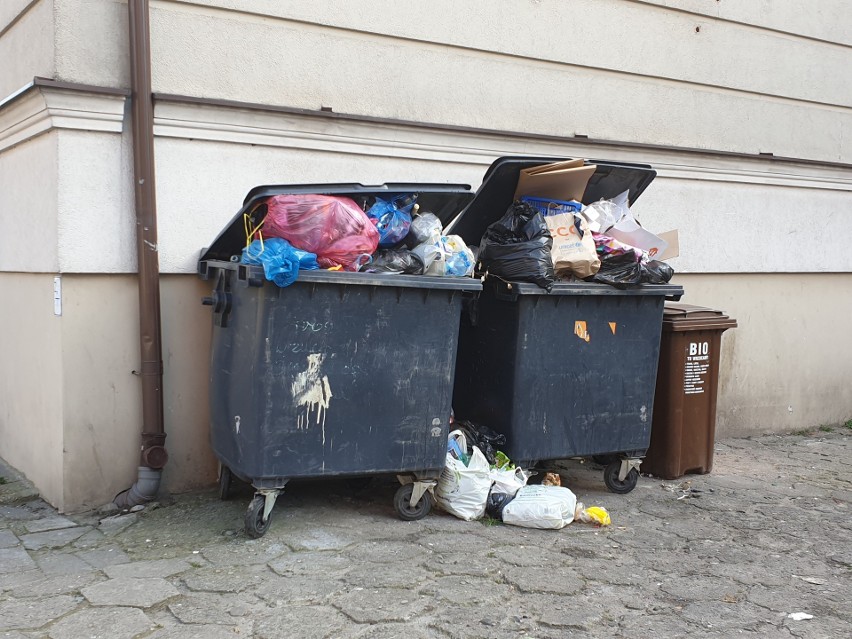 Ludzi na ulicach coraz mniej, ale śmieci nie ubywa - miasto znów tonie w odpadach (zdjęcia)