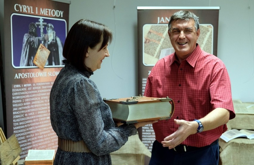 Modlitewnik wielkości kilku milimetrów, wulgata, Biblia Gdańska - niezwykła wystawa biblii Jarosława Gaudka w Człuchowie 