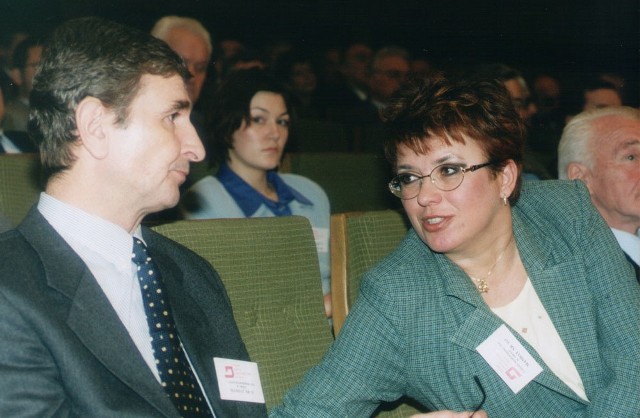 Jerzy Szteliga i Aleksandra Jakubowska w grudniu 2004. Jeszcze ze sobą rozmawiali. A dziś...Jerzy Szteliga: - Niech Jakubowska kupi lusterko i zajrzy sobie w twarz, a także do torebki i portmonetki. To ona nas załatwiła swoją nieuczciwością.Aleksandra Jakubowska: - Szczególnie skandalicznie zachowali się wobec mnie faceci z opolskiego SLD, oni po prostu nie mają wstydu.