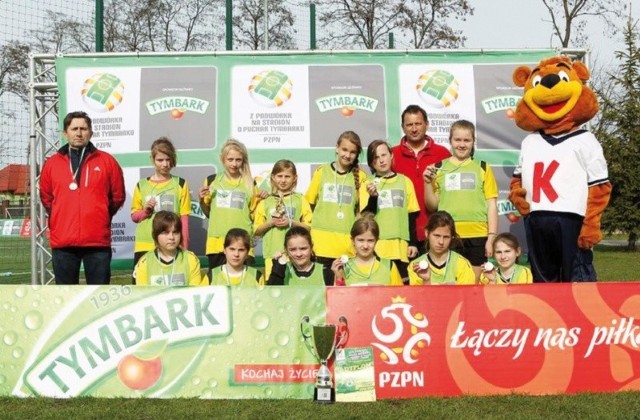 Zespół dziewcząt ze Szkoły Podstawowej w Poświętnem wywalczył zwycięstwo w kategorii do lat 12 grając w finale z drużyną SP Piątnica. Po serii rzutów karnych mecz zakończył się wynikiem 2:1 (0:0).