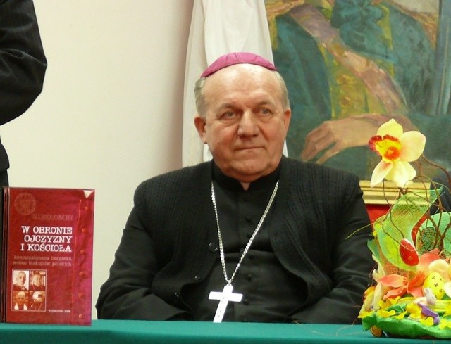 Biskup Edward Frankowski na promocji książki, której jest jednym z bohaterów.