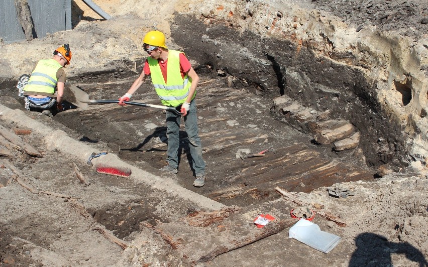 Sensacyjne odkrycie na pl. Litewskim: archeolodzy odsłonili trakt sprzed wieków (ZDJĘCIA)