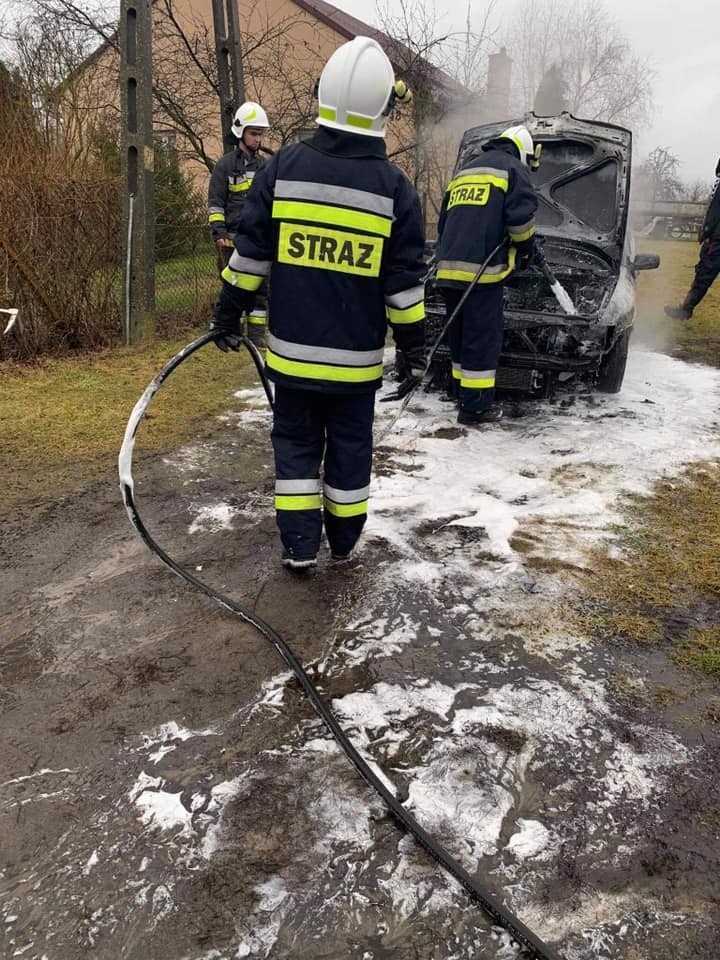 Baranów Sandomierski. Samochód stanął w ogniu, nie udało się go uratować (ZDJĘCIA)