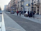 Nowe zasady wjazdu i postojów na deptaku ul. Piotrkowskiej. Posypały się pouczenia, poszły w ruch blokady na koła