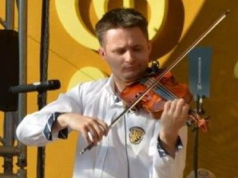 Kamil Powrózek (skrzypce) podczas występu.