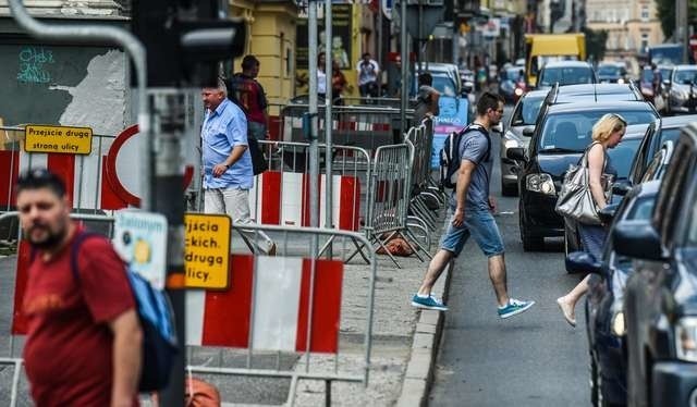 Niebezpieczny remont na ŚniadeckichNiebezpieczny remont na Śniadeckich przechodenie w niebezpiecznym miejscu