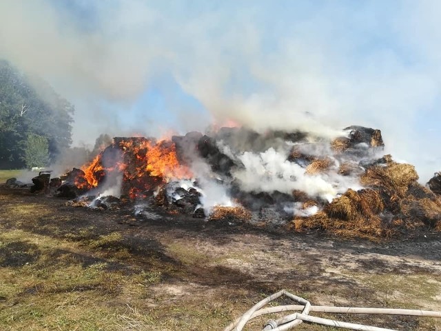 Do dużego pożaru doszło w czwartek niedaleko wsi Nowe Stojło. Palił się tam stóg, na którym było ułożone około 500 szt bel. Strażacy pracowali na miejscu kilka godzin.