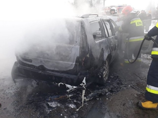 W Trzcinicy w rejonie skrzyżowania drogi krajowej nr 28 oraz drogi powiatowej w kierunku Osobnicy, doszczętnie spłonął osobowy ford. Na szczęście kierujący zdążył wysiąść zanim auto stanęło w płomieniach.Do pożaru auta doszło około godz. 9.40 w miejscowości Trzcinica. W czasie jazdy zapalił się osobowy ford. Policjanci, którzy zostali skierowani na miejsce zdarzenia ustalili, że kierujący fordem, 34-letni mieszkaniec powiatu gorlickiego, w czasie jazdy zauważył, że z nawiewów wydobywa się dym. Mężczyzna zatrzymał auto, aby sprawdzić co się stało. Natychmiast wysiadł z samochodu, po czym samochód stanął w płomieniach.Na szczęście 34-latek nie odniósł żadnych obrażeń. Prawdopodobną przyczyną samozapłonu mogło być zwarcie instalacji elektrycznej. 