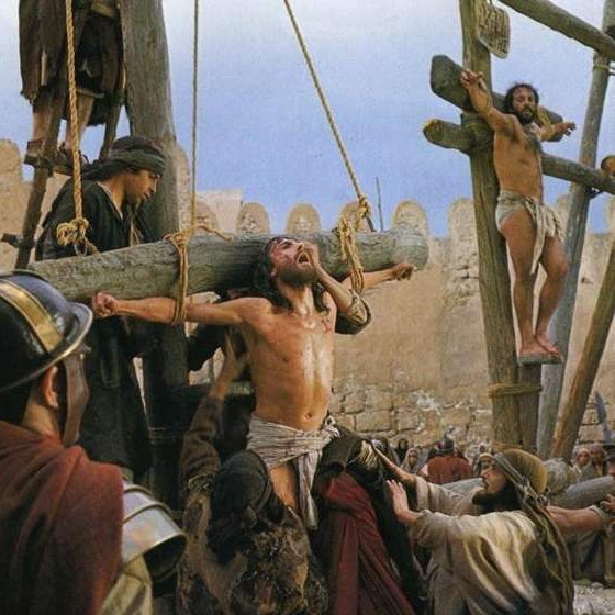 Ukrzyżowanie Chrystusa. Kadr z filmu Franco Zefirellego "Jezus z Nazaretu".