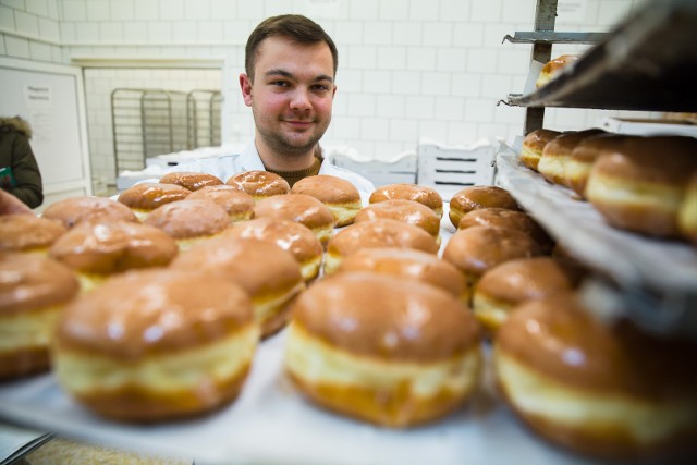 Tłusty czwartek 2017. Mają od 200 do 350 kcal. Żeby spalić jednego, trzeba biegać przez 40 minut. Ale kto by tam liczył takie rzeczy w tłusty czwartek - ostatni czwartek karnawału? Dziś wszyscy jemy pączki! Sprawdźcie kilka przepisów na pączki.