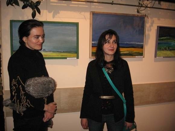 Daria i Malwina Mańczyńskie pokażą swoje malarstwo w DK Idalin. Tu stoją na tle obarzów ojca, Krzysztofa.