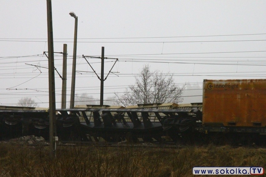 Trasa kolejowa Białystok - Sokółka. Wykoleił się pociąg. Siedem wagonów wypadło z torów (zdjęcia)