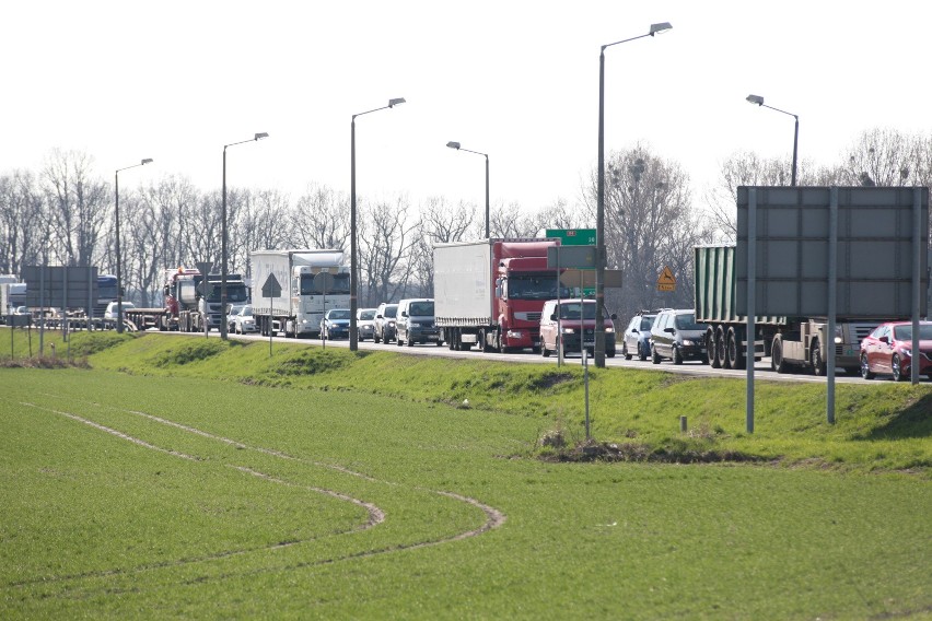 Wypadek cysterny na autostradzie A4 spowodował ogromny korek...