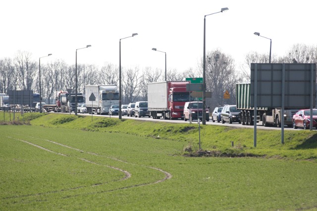 Wypadek cysterny na autostradzie A4 spowodował ogromny korek na obwodnicy Opola.