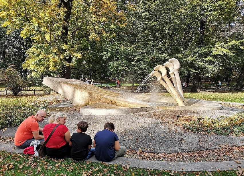 Kraków. Piękna pogoda nas rozpieszcza. Krakowianie i turyści łapią jesienne promienie słońca [ZDJĘCIA]